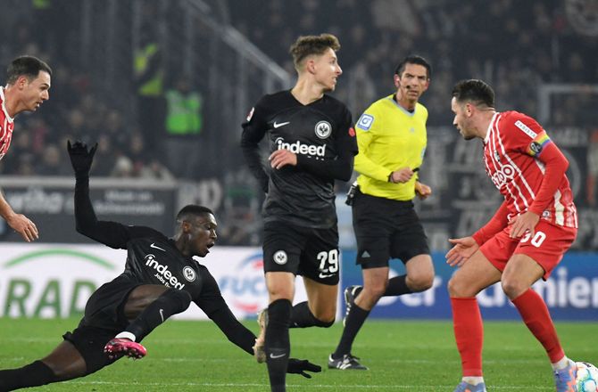 Bundesliga -Lindstrøm kom i VAR-fokus da Frankfurt måtte nøjes