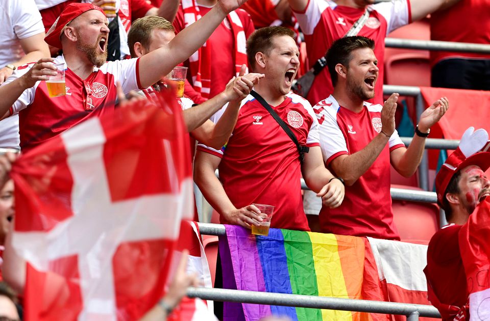 Tre partier kræver: Få danske fans til London - Vimarsana News