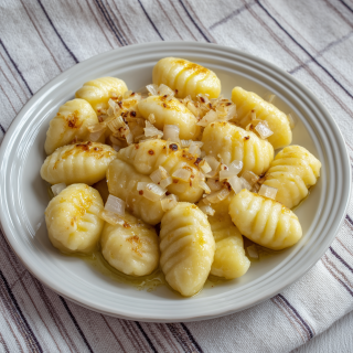 Faulenzende Pierogi mit Kartoffeln und Käse
