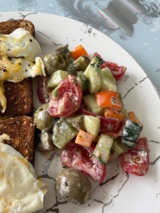 Tomaat, ei en ui salade