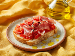 Grzanki z szynką serrano i tartym pomidorem