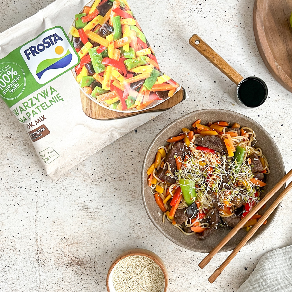 FRoSTA Noodle z warzywami, wołowiną, kiełkami oraz sezamem