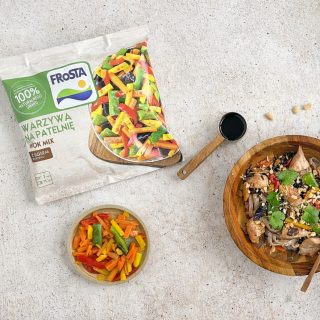 FRoSTA Bowl z makaronem konjac, kurczakiem i czerwoną kapustą