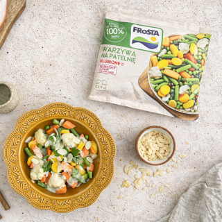 FRoSTA Warzywa z sosem serowym i płatkami migdałów