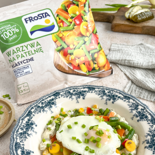 FRoSTA Warzywa podane na sosie tatarskim z jajkiem sadzonym