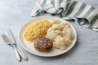 Gehaktschnitzels met grutten en bloemkool