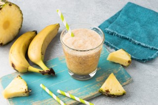 Ananas-bananencocktail met appelsap