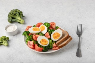 Salade met ei, broccoli en tomaat