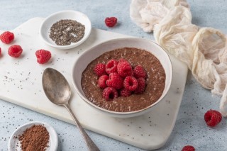 Chocolade-chiapudding met vruchten