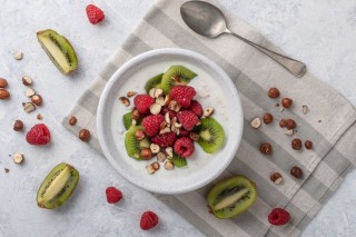 Havermout met kiwi, frambozen en hazelnoten