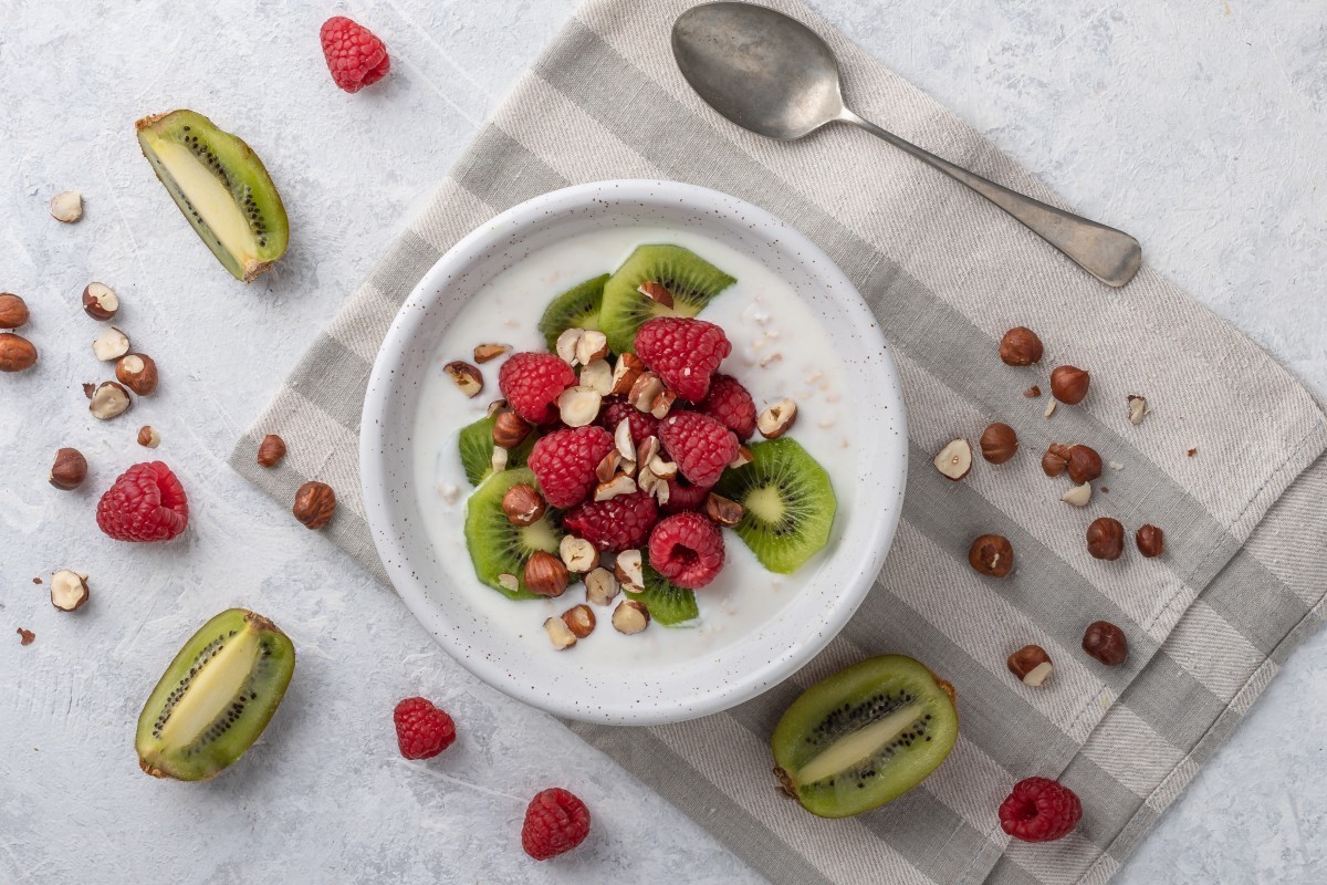 Havermout met kiwi, frambozen en hazelnoten