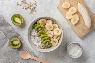 Kokoshavermout met banaan en kiwi