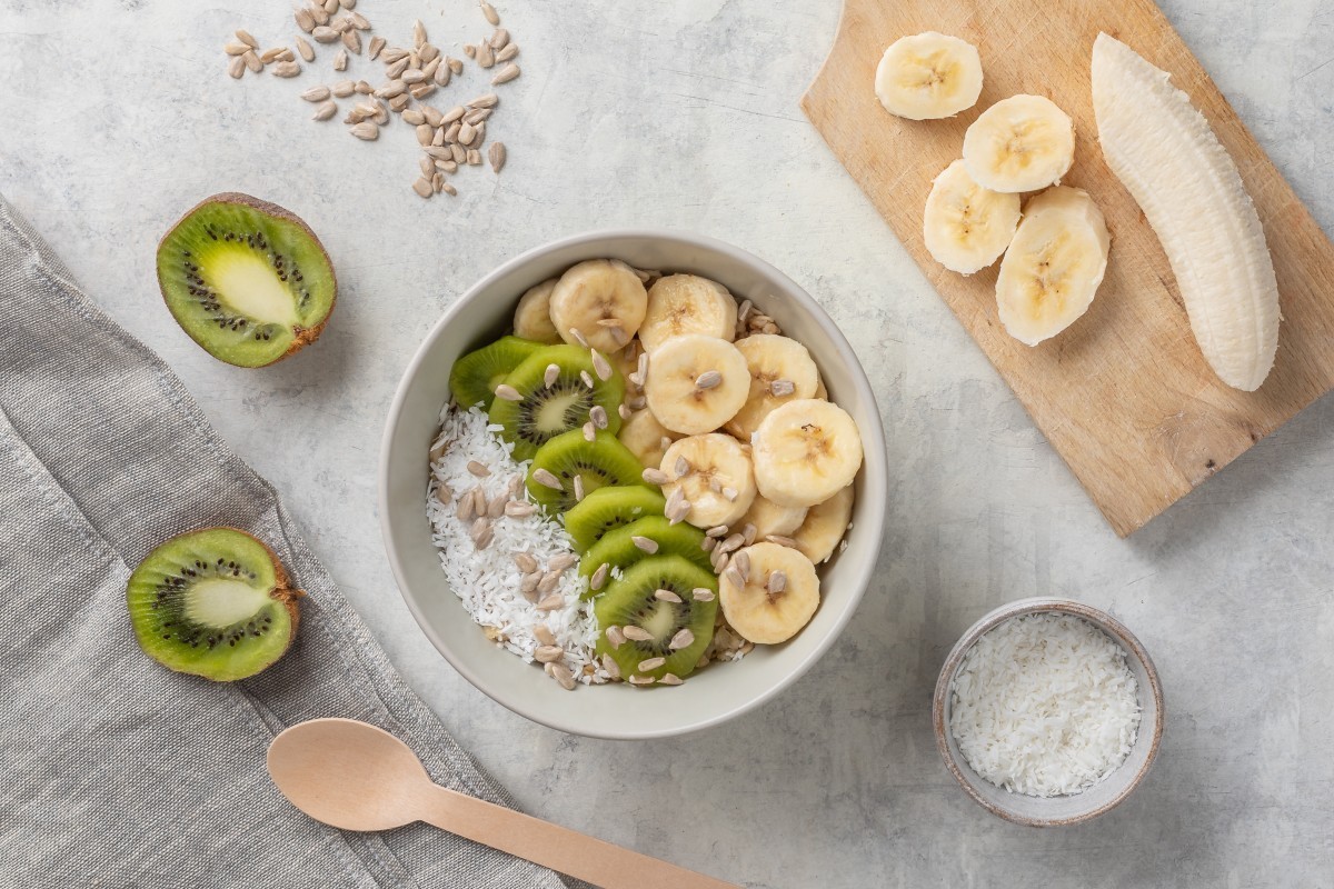 Kokoshavermout met banaan en kiwi