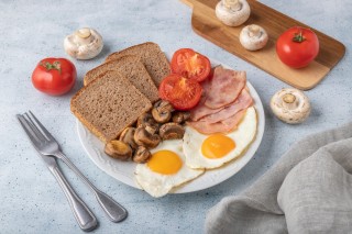 English breakfast met ei en champignons