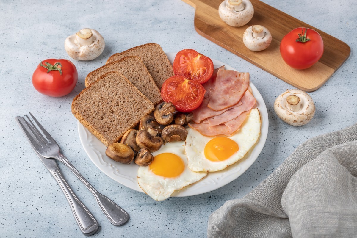 English breakfast met ei en champignons