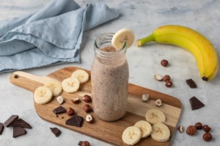 Banaan-notencocktail met chocolade