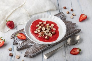 Yoghurt met aardbeienmousse en noten