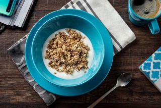 Kaneelgranola met noten en yoghurt