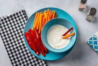 Groenten met knoflookdip