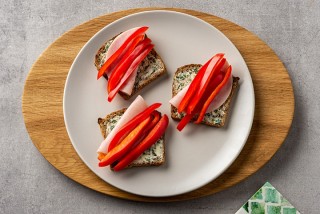 Broodje met basilicumboter, ham en paprika