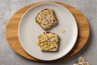 Broodje met honing en amandelen