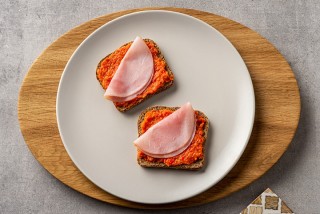 Broodje met paprikaspread en ham