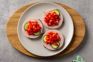 Broodje ham met augurk en paprika