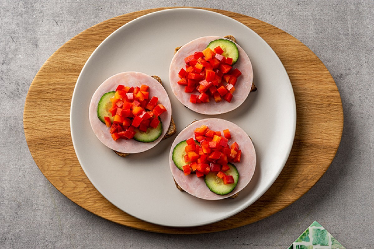 Broodje ham met augurk en paprika