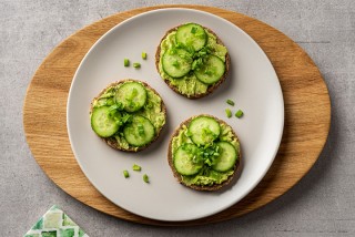 Brood met avocado, komkommer en bieslook