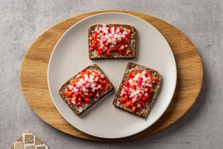 Broodjes met knoflookboter, paprika en radijs