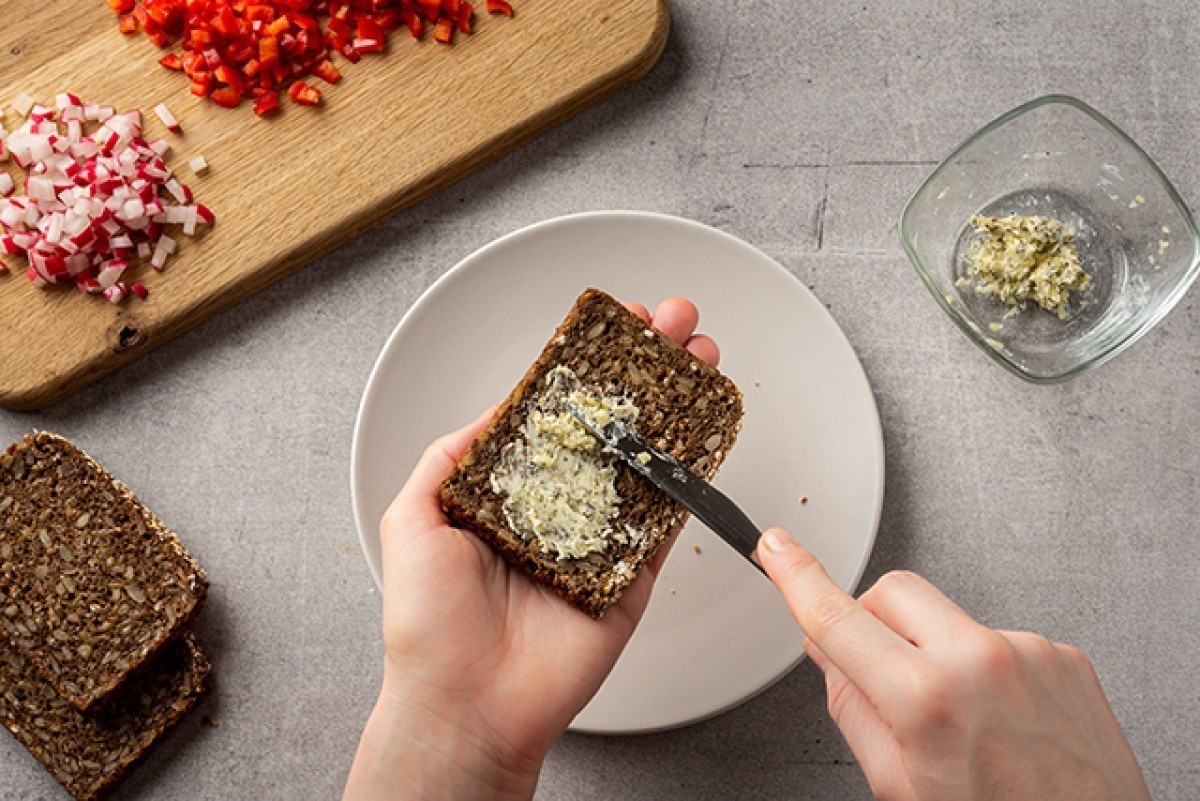 Recept voor Broodjes met knoflookboter, paprika en radijs