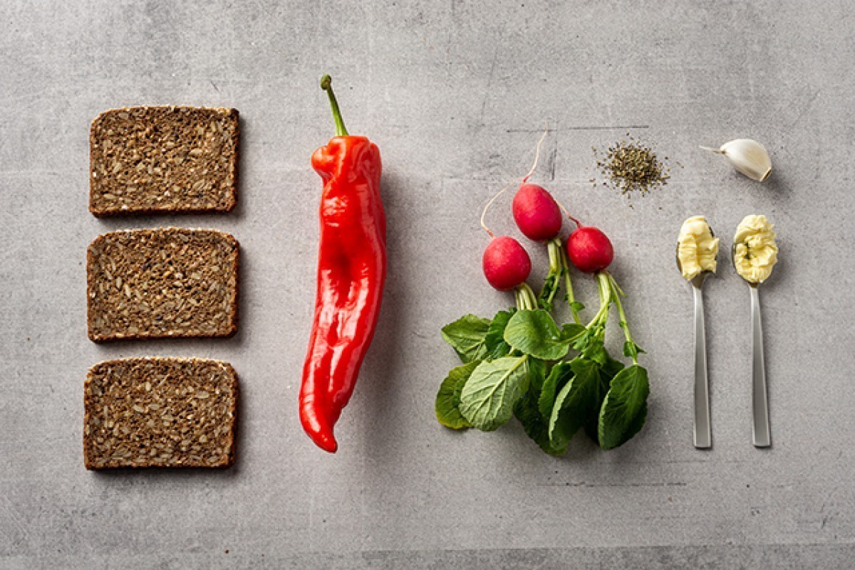 Recept voor Broodjes met knoflookboter, paprika en radijs