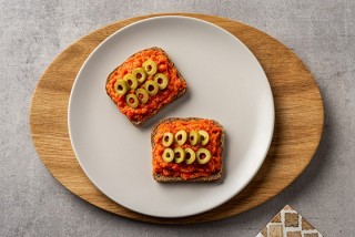 Broodje met paprikaspread en olijven
