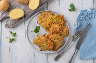 Pikante aardappelpannenkoekjes met wortel uit de oven