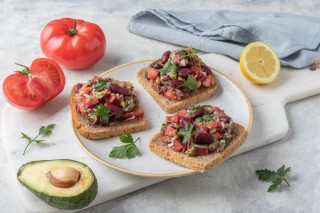 Broodje avocadopasta met tomaat