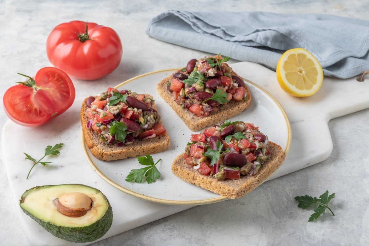 Recept voor Broodje avocadopasta met tomaat