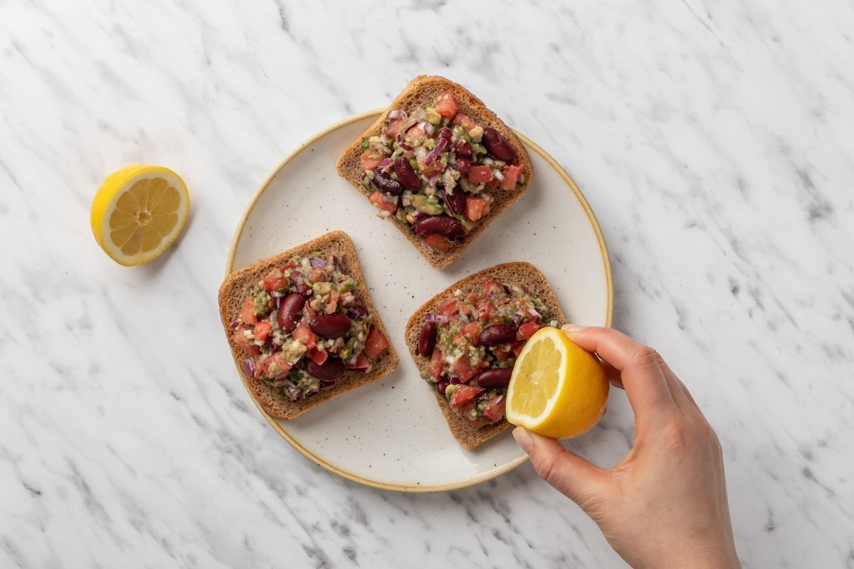 Recept voor Broodje avocadopasta met tomaat