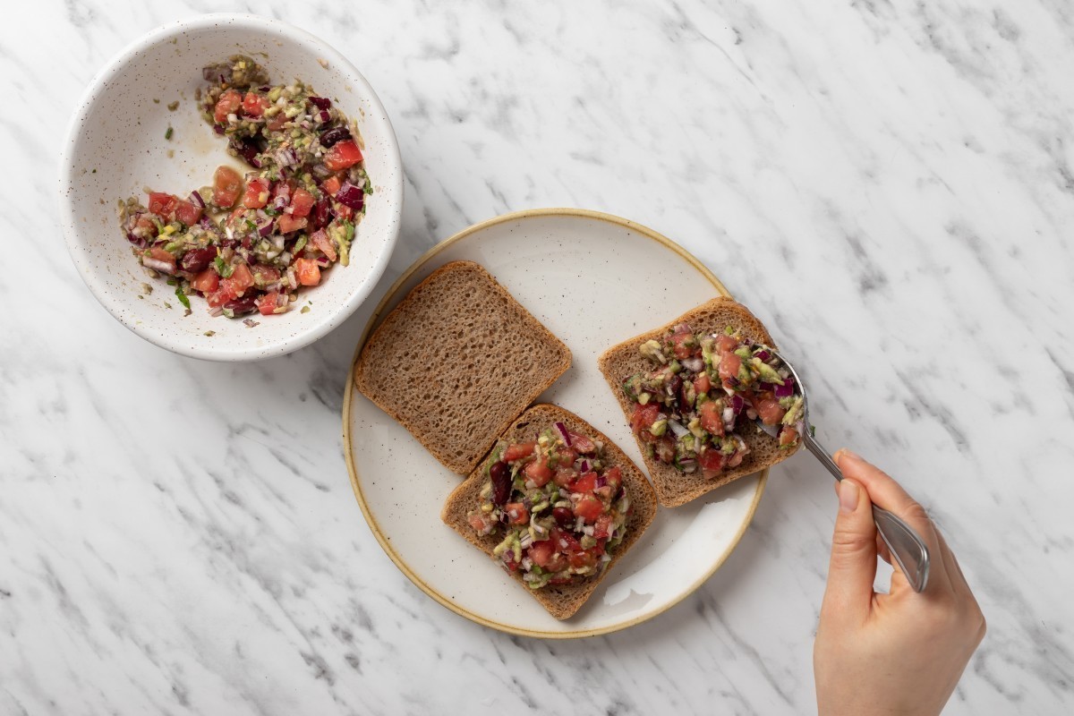 Recept voor Broodje avocadopasta met tomaat