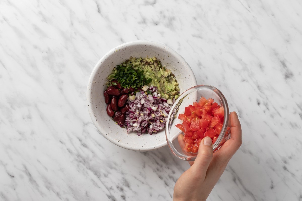 Recept voor Broodje avocadopasta met tomaat