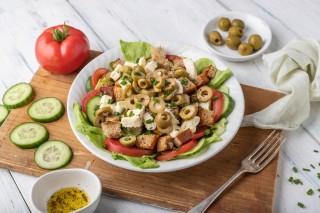 Salade met olijven, komkommer, tomaat en mozzarella