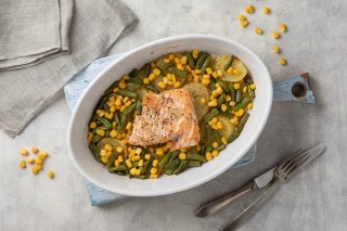 Zalm met sperziebonen, mais en aardappels
