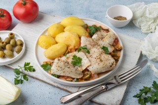 Italiaanse kabeljauw in wijn met olijven