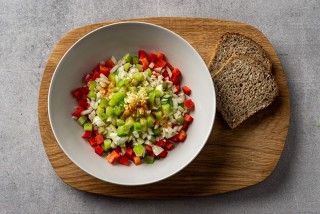 Gember-komkommersalade met brood