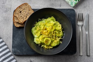 Indische komkommersalade met brood