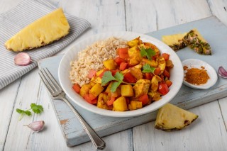 Kipkerrie met ananas en rijst