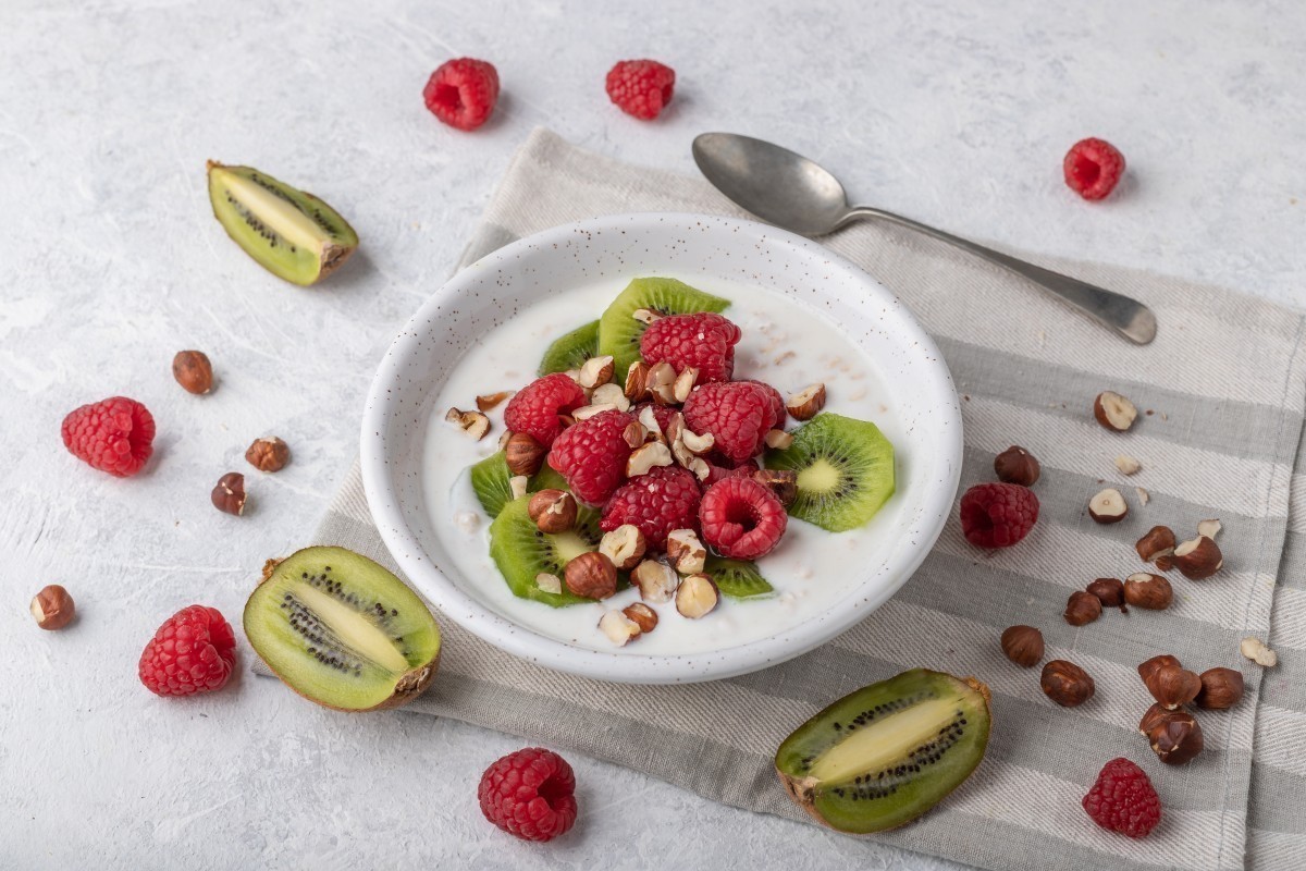 Gachas con kiwi, frambuesas y avellanas