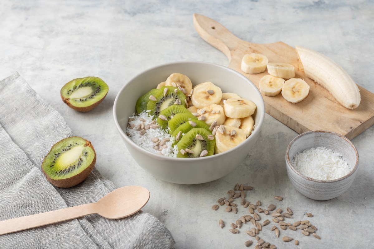 Gachas de coco con plátano y kiwi