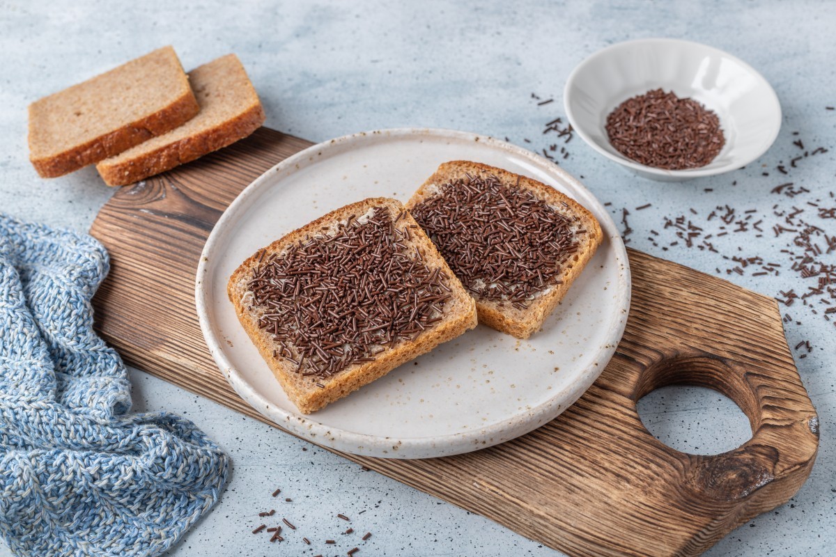 Pan con mantequilla y virutas de chocolate
