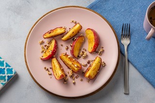 Manzanas asadas calientes con miel y nueces