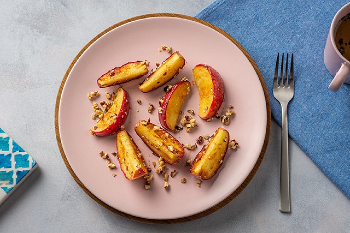 Manzanas asadas calientes con miel y nueces